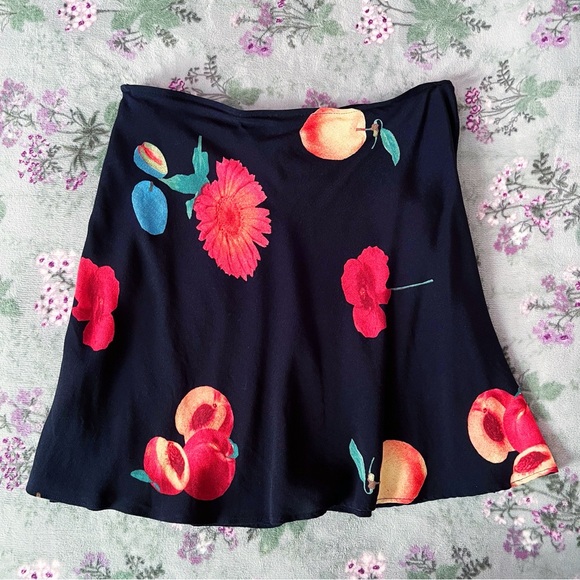 SOLD - Vintage 90s Tessuto Fruit Stand Black Mini Skirt  🍑🍎🫐🌸 - Picture 4 of 5